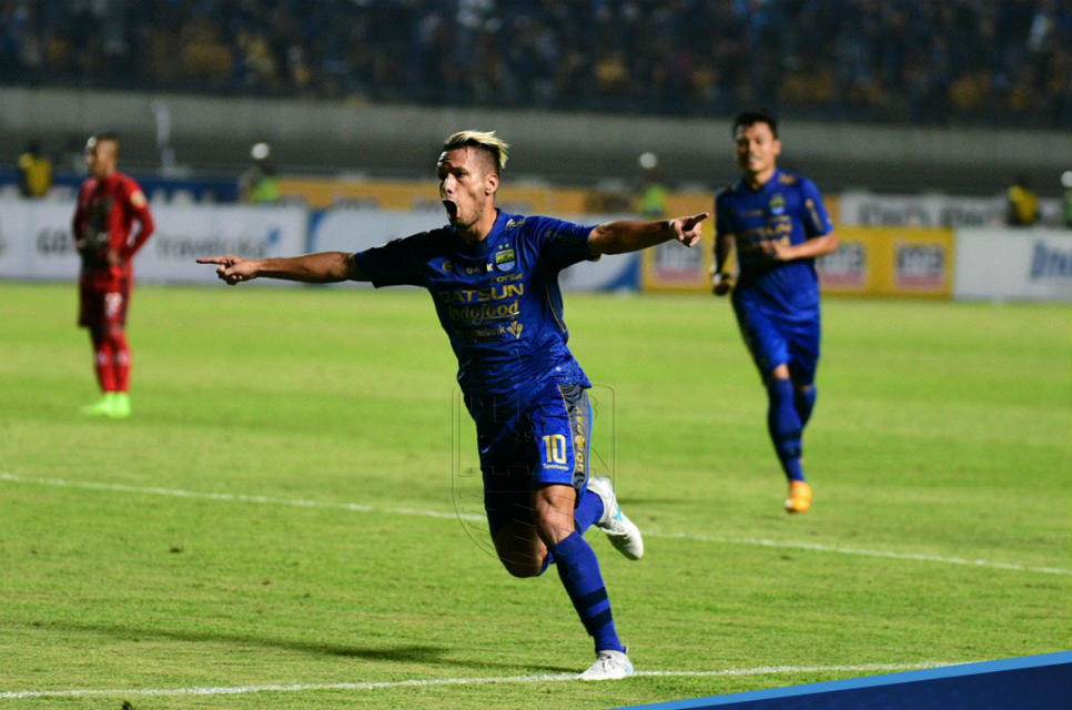 Raphael Maitimo cetak gol kemenangan Persib