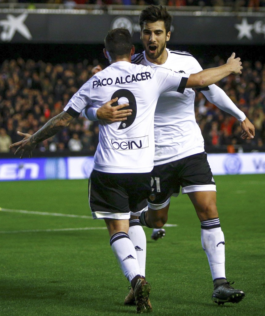 Paco Alcacer dan Andre Gomez ketika masih bersergam Valencia